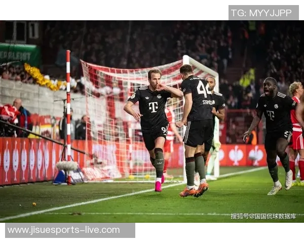 曼联强势击败AC米兰3-0全场沸腾赛后点评引发热议