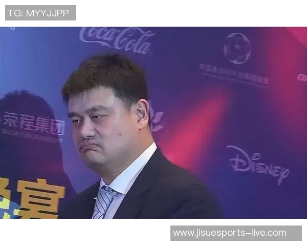 姚明身穿西装的优雅瞬间展现了他的风度与魅力引发时尚界的热议与关注